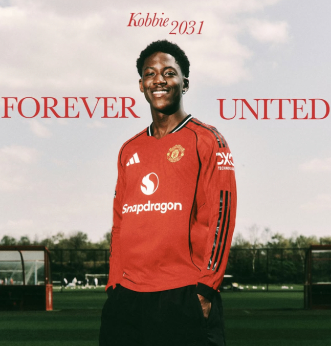 Плакат в честь продления контракта с «Манчестер Юнайтед» Коби Майну. /Фото = Официальная группа социальных сетей MANY