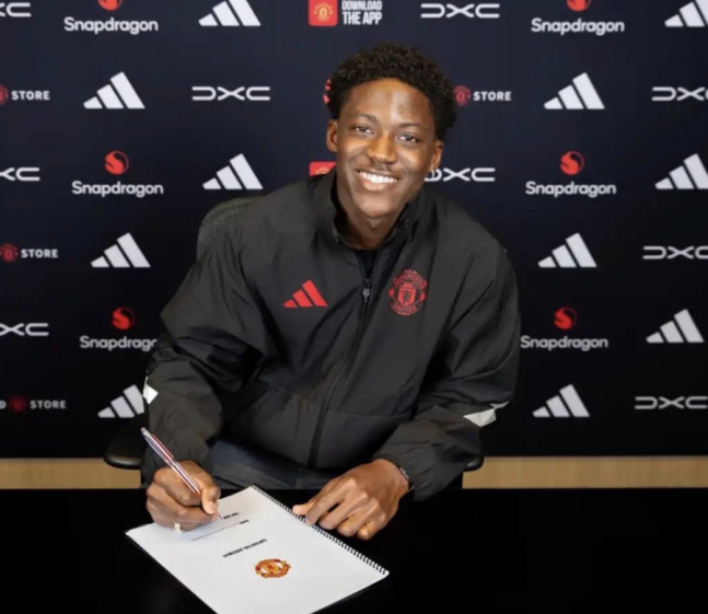 Коби Майну подписывает контракт. /Фото = Официальная группа социальных сетей MANY