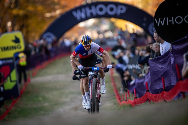 UCI MTB世界大赛比赛场面。 =图为，2026 WHOOP UCI 登山自行车世界系列赛组委会提供。