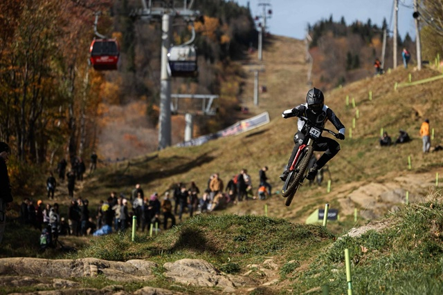UCI MTB世界大赛比赛场面。 =图为，2026WHOOP UCI登山自行车世界系列赛组委会委员在京。