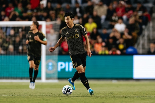 Son Heung-min dribbles past opponents during the first leg of the 2026 CONCACAF Champions Cup quarterfinals against Toluca at BMO Stadium in Los Angeles, USA, on the 30th. /Photo=LAFC SNS screenshot