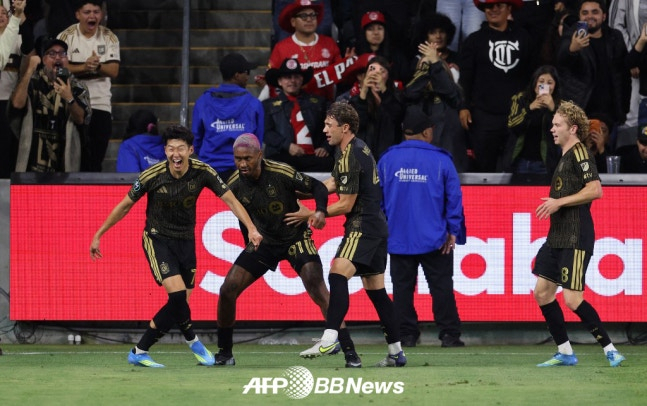 Son Heung-min (far left) roars after assisting Enciso Tapia's goal. /AFPBBNews=NEWS1