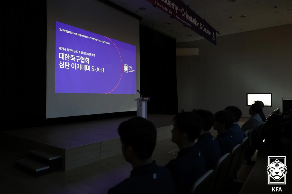 KFA于上月30日在天安韩国足球公园举行了"2026 KFA裁判学院(S·A·B路线)综合入学教育" =照片=韩联社提供。