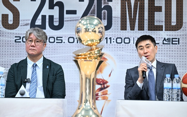 Goyang Sono head coach Son Chang-hwan (left) and Busan KCC head coach Lee Sang-min, announcing their entry into the championship series. /Photo=KBL