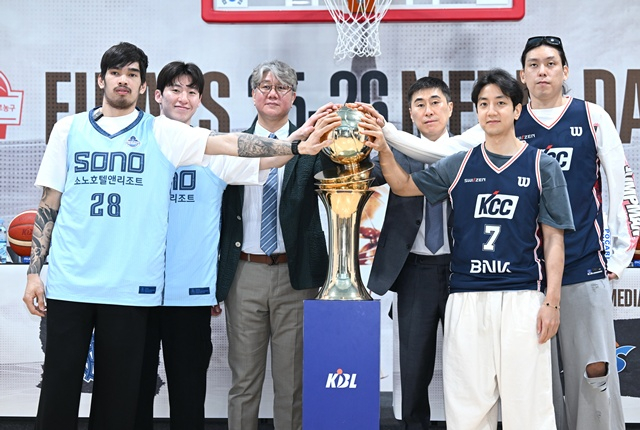Goyang Sono, Busan KCC coaches and players pose with the championship trophy. /Photo=KBL