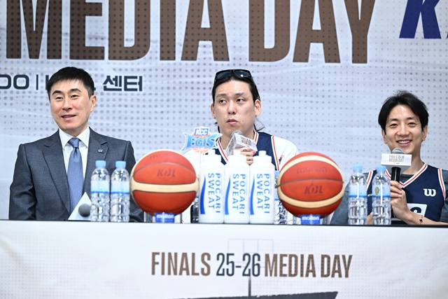 From left: Head coach Lee Sang-min, Choi Jun-yong, and Heo Hoon. /Photo=KBL