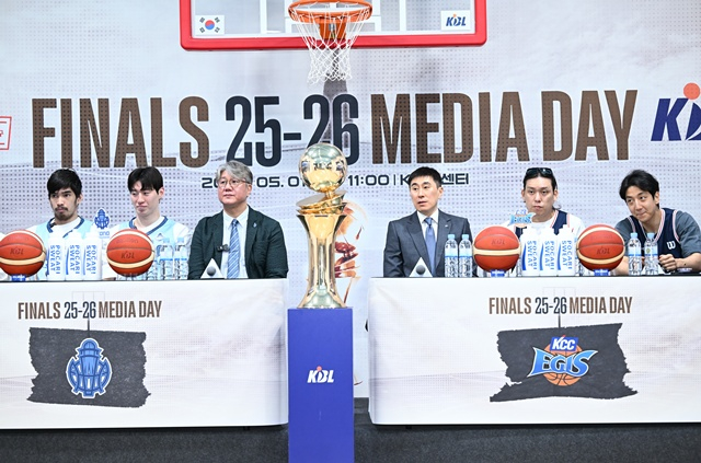 Goyang Sono (left) and Busan KCC attended the 2025-2026 LG Electronics Championship Series Media Day. /Photo=KBL