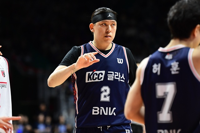 試合に集中する釜山KCCのチェ·ジュンヨン（左）。 /写真=KBL提供