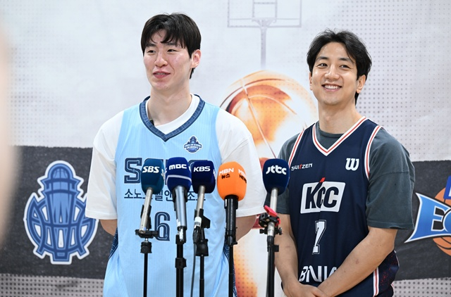 高陽（コヤン）、ソノ、李ジョンヒョン（左）と釜山（プサン）KCCのホ·フンがポーズを取っている。 /写真=KBL提供