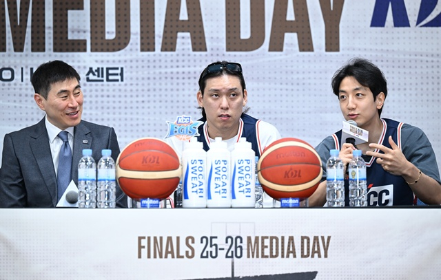 KBLチャンピオン決定戦「メディアデー」に参加した釜山KCCの李サンミン監督（左から）、崔ジュンヨン、許勳（ホ·フン）。  /写真=KBL提供