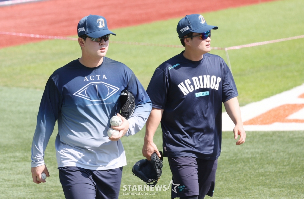 The 2026 Shinhan SOL KBO League LG Twins vs. NC Dinos game was held on the 1st at Seoul Jamsil Baseball Stadium. NC catchers Kim Hyung-jun and Ahn Jung-yeol are seen training. /Photo=Chief correspondent Kim Jin-kyung