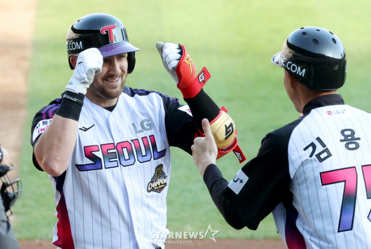 2026新韓（シンハン）SOLKBOリーグ、LGツインズ対NCダイノス戦が1日、ソウル蚕室（チャムシル）野球場で行われた。  LGオースティンが3回裏、2死3塁でNC先発の戸田を相手に先制の左越え2点本塁打を放ち、ホームインしている。 /写真=キム·ジンギョン待機者 
