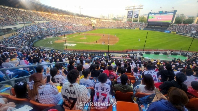 The 2026 Shinhan SOL KBO League match between LG Twins and NC Dinos was held on the 1st at Seoul Jamsil Baseball Stadium. A full house of spectators cheered and watched the thrilling contest. /Photo=Chief correspondent Kim Jin-kyung