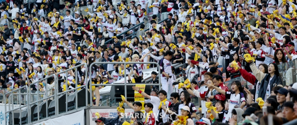 The 2026 Shinhan SOL KBO League match between LG Twins and NC Dinos was held on the 1st at Seoul Jamsil Baseball Stadium. A full house of spectators cheered and watched the thrilling contest. /Photo=Chief correspondent Kim Jin-kyung