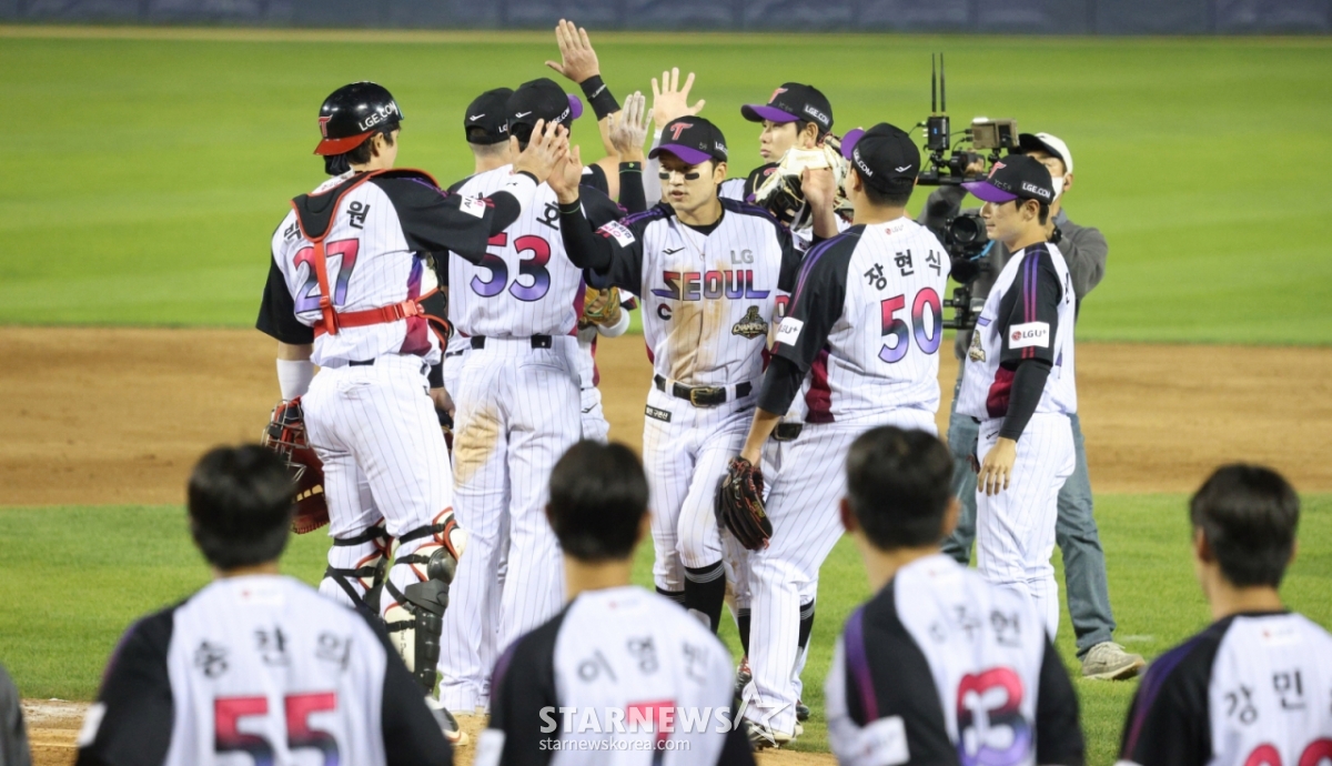 The 2026 Shinhan SOL KBO League match between LG Twins and NC Dinos was held on the 1st at Seoul Jamsil Baseball Stadium. LG players celebrate after defeating NC 5-1. /Photo=Chief correspondent Kim Jin-kyung