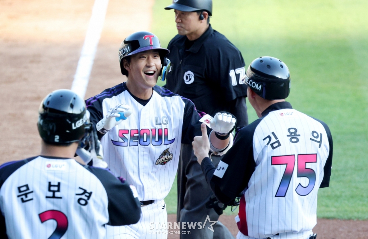 The 2026 Shinhan SOL KBO League match between LG Twins and NC Dinos was held on the 1st at Seoul Jamsil Baseball Stadium. LG's Song Chan-ui hits a two-run home run over the left-field wall against NC starter Toda in the bottom of the third inning with two outs and a runner on first, then rounds the bases. /Photo=Chief correspondent Kim Jin-kyung