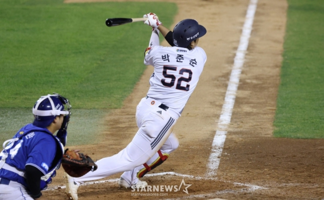 30日,朴俊顺(音)正在击出三星电子第8局决胜3打点2垒打。 =照片=金镇京。