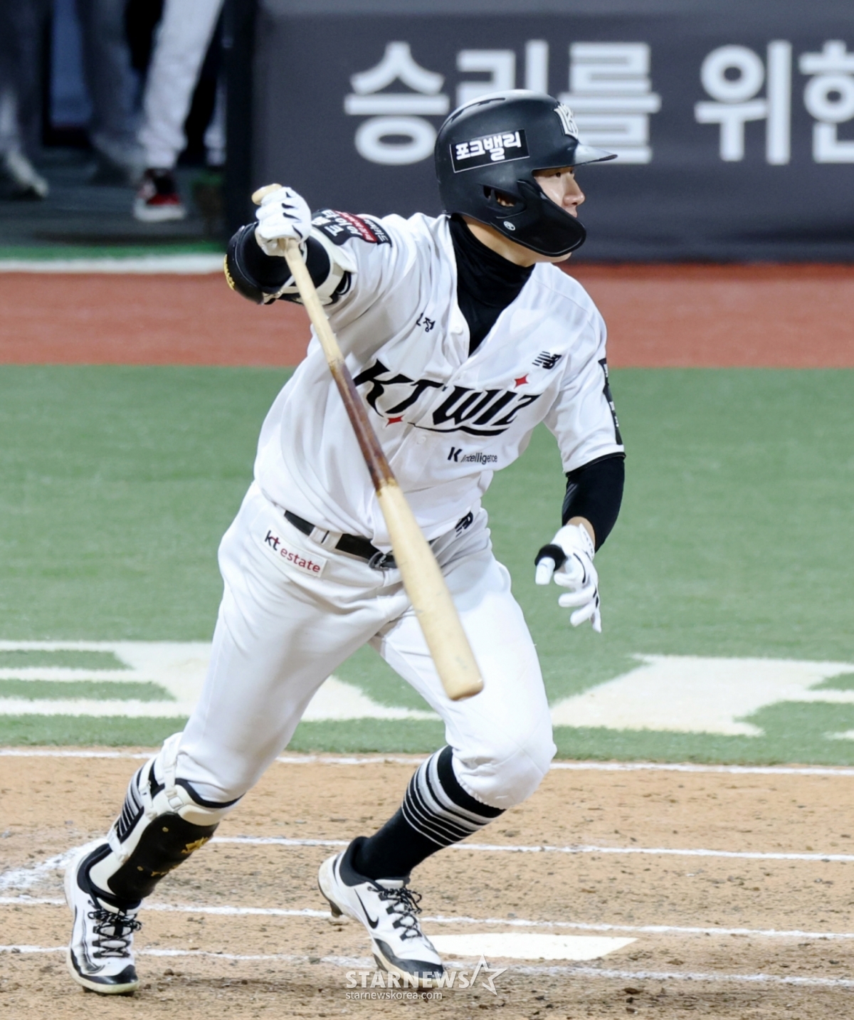 KT2番打者のチェ·ウォンジュンが30日、水原（スウォン）KTウィズパークで行われた2026KBOリーグLGツインズとKTウィズの試合6回裏、2死1、2塁で2打点2塁打で出塁している。   5回裏には追撃の火種を引き寄せる打点と追加得点まで成功したチェ·ウォンジュン。 2026.04.30 /写真=カン·ヨンジョ先任記者 