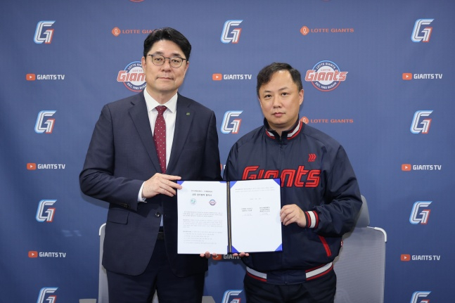 Lee Sang Wook, giám đốc năng lượng nguyên tử (trái) và Kim Jong Ho, giám đốc bộ phận Lotte Giants (phải). /Ảnh = Cung cấp Lotte Giants