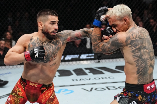 イリア·トプリア（左）とチャールズ·オリベイラ。 /写真=UFC提供