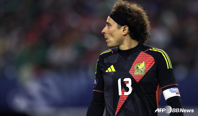 Guillermo Ochoa focusing on the match. /AFPBBNews=NEWS1