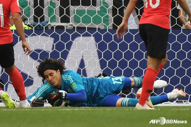 Guillermo Ochoa also faced South Korea at the 2018 Russia World Cup. /AFPBBNews=NEWS1