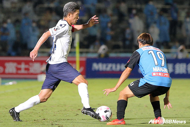 試合に集中する三浦和（左）。 /AFPBBNews=ニュース1