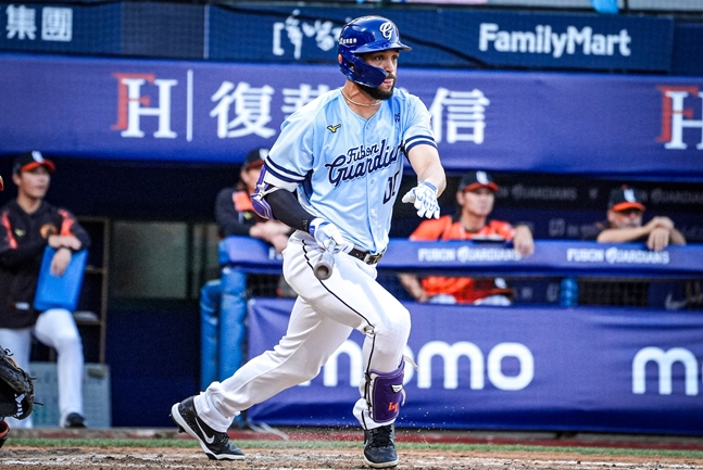 Liberato batting. /Photo=Funland Guardians official SNS