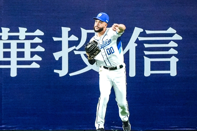 Liberato, who has fallen into the role of a defensive foreign batter. /Photo=Funland Guardians official SNS