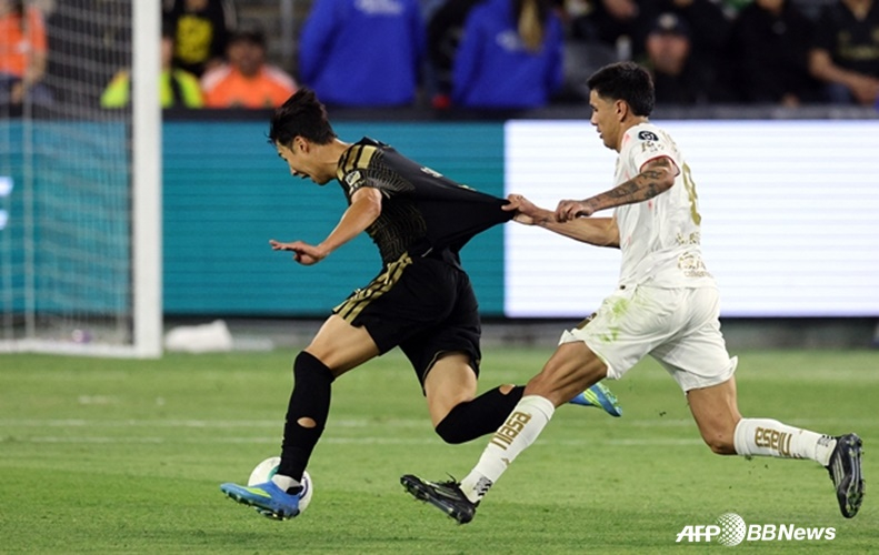 Son Heung-min (left) is seen competing for the ball. /AFPBBNews=NEWS1