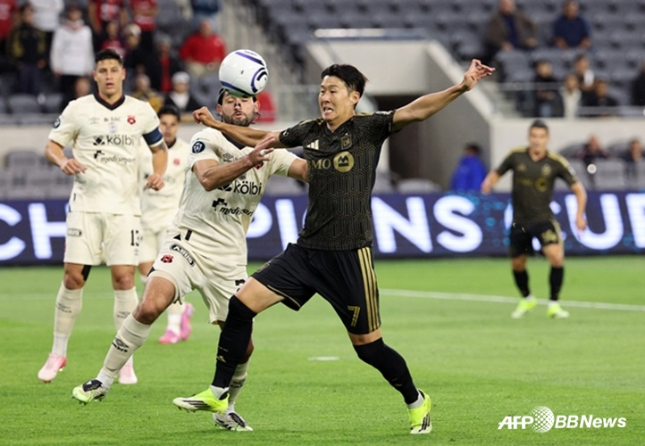 Son Heung-min is seen competing for an aerial ball. /AFPBBNews=NEWS1