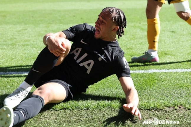 Savi Simons clutching his knee. /AFPBBNews=NEWS1