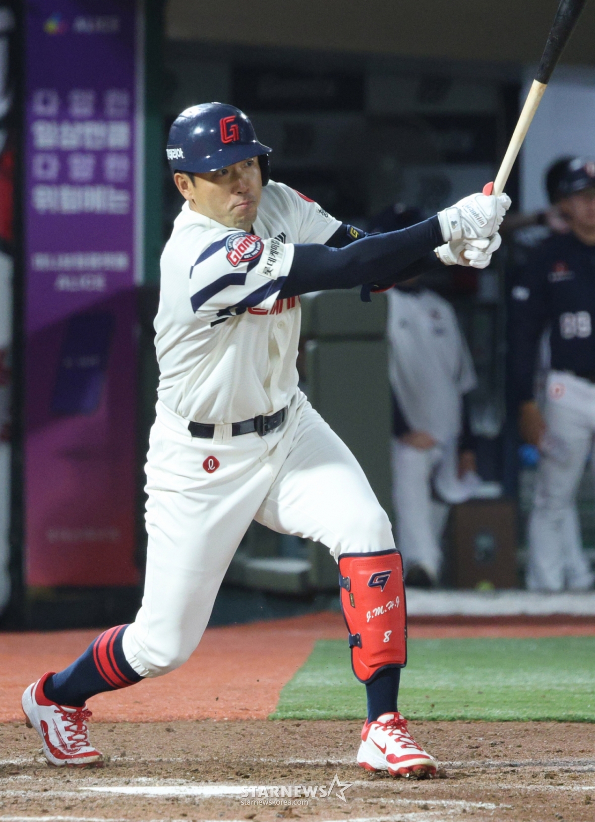 2026新韓（シンハン）SOLKBOリーグ·ロッテジャイアンツ対斗山（トゥサン）ベアーズの試合が23日、釜山（プサン）社稷（サジク）野球場で行われた。  ロッテのチョン·ジュンウが力強く打撃している。 /写真=キム·ジンギョン待機者