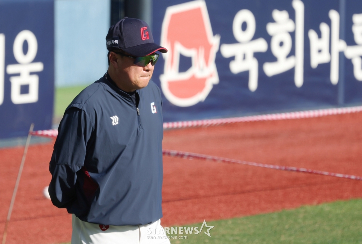 2026新韓（シンハン）SOLKBOリーグ、LGツインズ対ロッテジャイアンツの試合が16日、ソウル蚕室（チャムシル）野球場で行われた。  ロッテの金テヒョン監督が思いにふけったまま、選手たちのトレーニングを見守っている。 /写真=キム·ジンギョン待機者