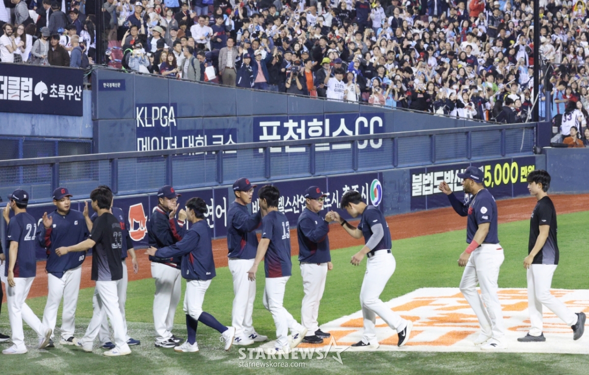 2026新韓（シンハン）SOLKBOリーグ、LGツインズ対ロッテジャイアンツの試合が15日、ソウル蚕室（チャムシル）野球場で行われた。  ロッテの選手たちがLGに2-0で勝利した後、金テヒョン監督の歓迎を受けている。 /写真=キム·ジンギョン待機者