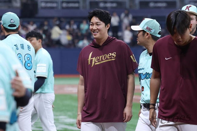 勝利直後、静かにダッグアウトに向かうアン·ウジン（中央）。 /写真=キウムヒーローズ