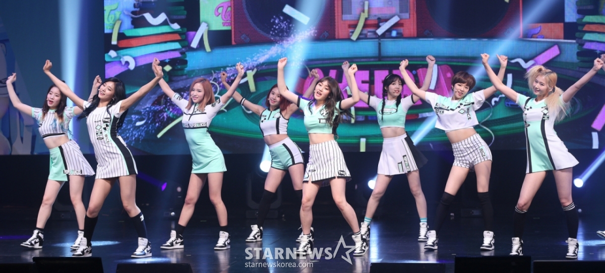 Showcase/Ảnh kỷ niệm phát hành mini album vol.2 Page Two của nhóm nhạc nữ Twice = Phóng viên Kim Hwi Sun