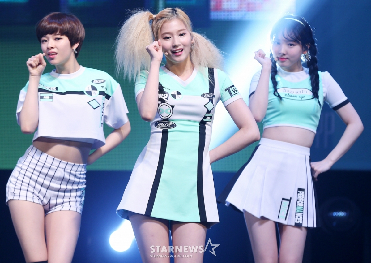 Showcase/Ảnh kỷ niệm phát hành mini album vol.2 Page Two của nhóm nhạc nữ Twice = Phóng viên Kim Hwi Sun