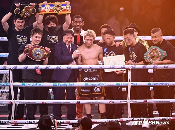 Inoue Naoya, who successfully defended his title (center). /AFPBBNews=NEWS1