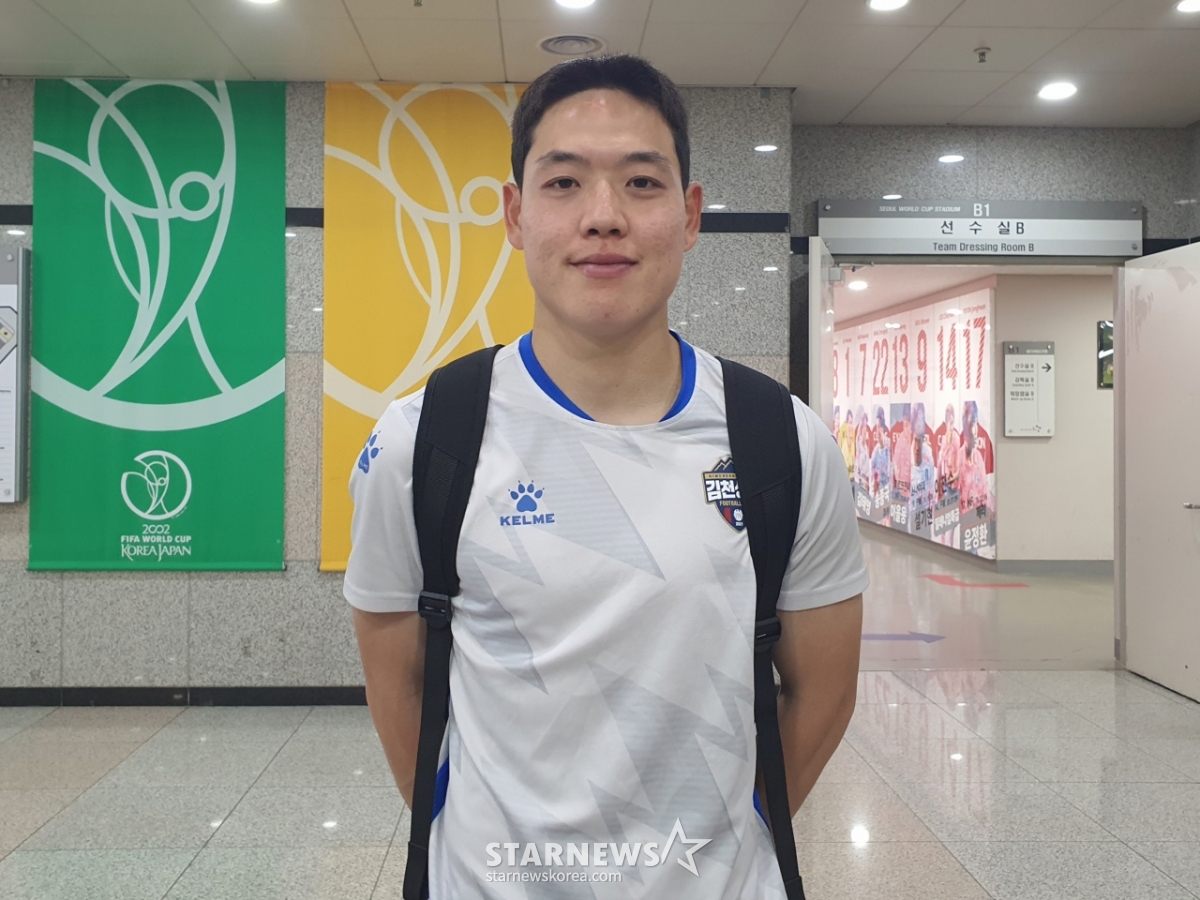 Kim In-gyun poses for photos in the mixed zone after Gimcheon's away victory against FC Seoul in the 11th round of the 'Hana Bank K League 1 2026' held at Seoul World Cup Stadium on the 2nd. /Photo=Reporter Park Jae-ho