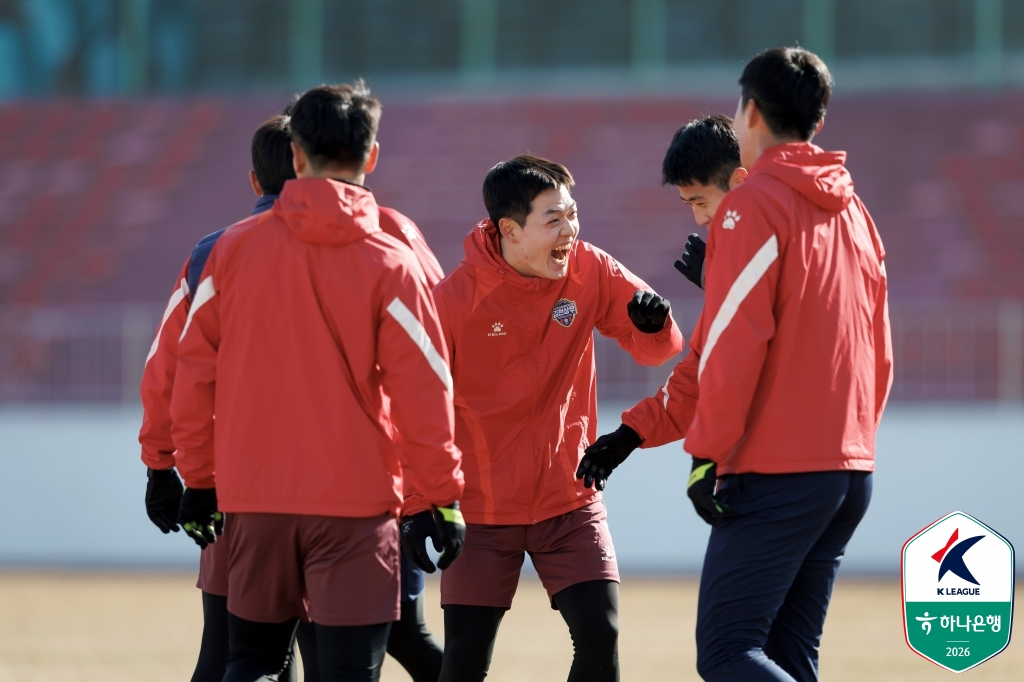 Kim In-gyun (center) smiles brightly with his teammates during team training. /Photo=Korea Professional Football League