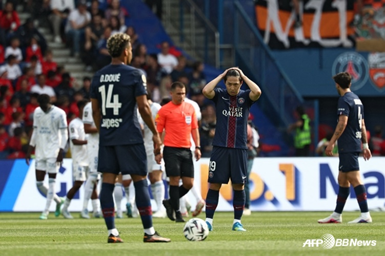 Lee Kang-in (center) heading the ball. /AFPBBNews=NEWS1