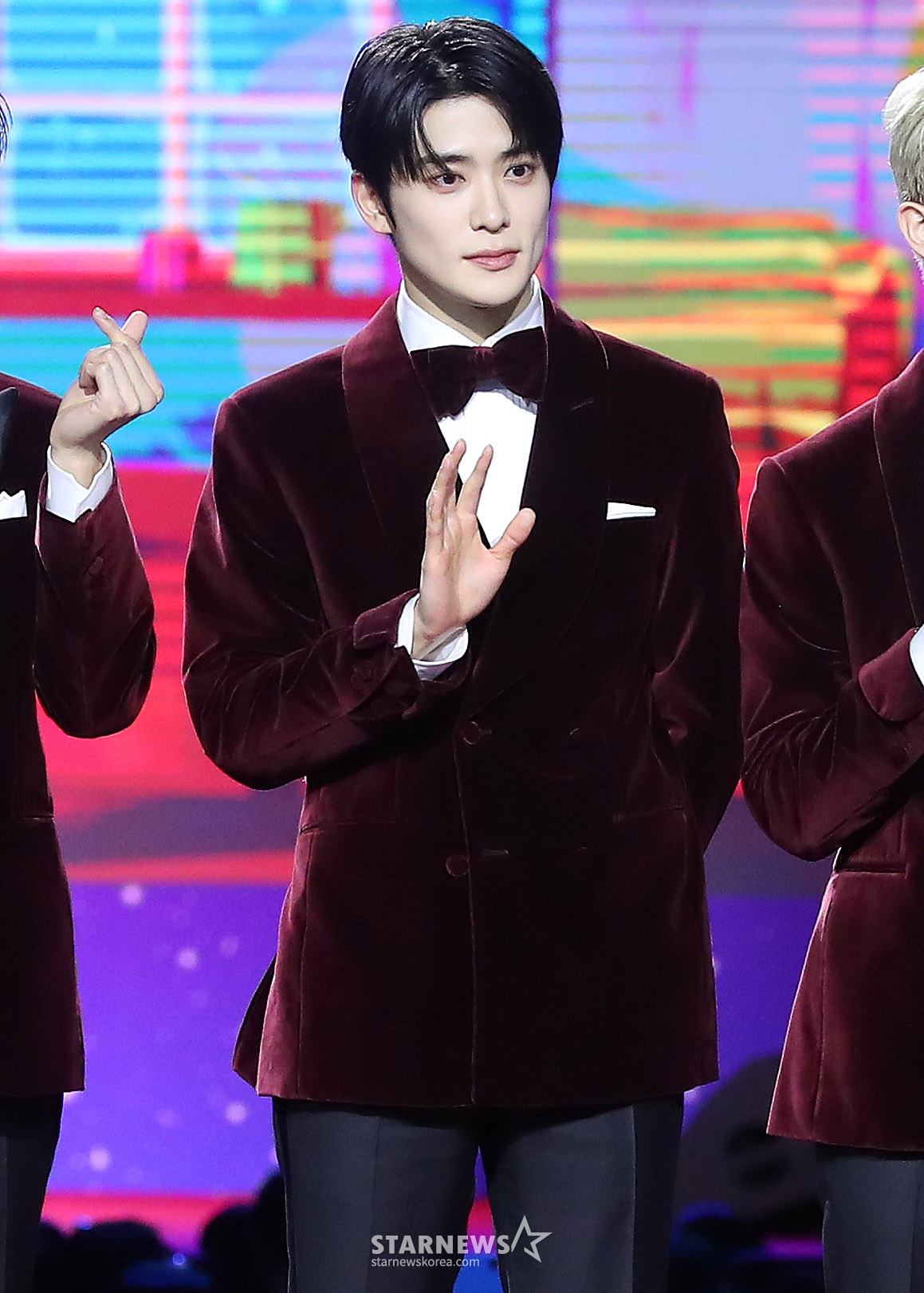 NCT127组合宰贤25日下午出席了在仁川永宗岛Inspire Convention Grand Ballroom举行的"2023 SBS歌谣大战"红地毯活动,并摆出造型,供记者们拍照。 =2023.12.25/照片=金昌贤