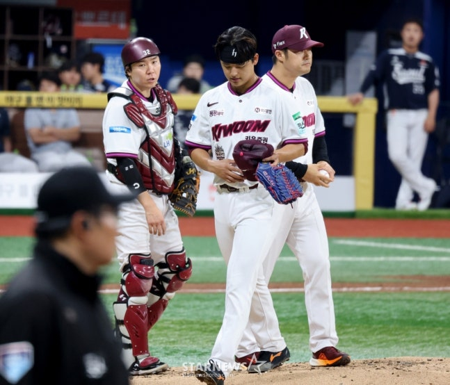 Park Jun-hyeon (center) leaving the mound. /Photo=Senior reporter Kang Young-jo