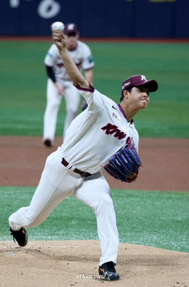 Park Jun-hyeon pitching. /Photo=Senior reporter Kang Young-jo