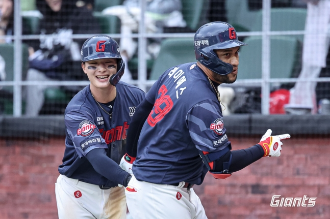 Lotte Giants' Victor Reyes (right) is greeted by Yoon Dong-hee as he crosses home plate after hitting a go-ahead three-run home run in the bottom of the eighth inning during a 2026 Shinhan SOL KBO League road game against SSG Landers at Incheon SSG Landers Field on the 3rd. /Photo=Lotte Giants