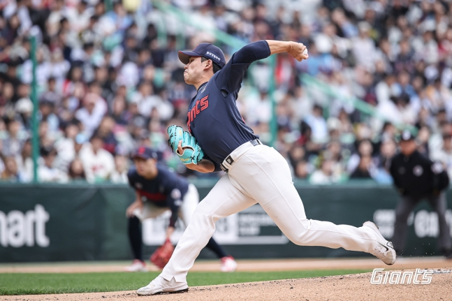 Lotte Giants' Kim Jin-wook delivers a strong performance as the starting pitcher during a 2026 Shinhan SOL KBO League road game against SSG Landers at Incheon SSG Landers Field on the 3rd. /Photo=Lotte Giants