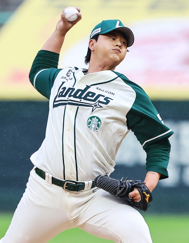 SSG Landers Kim Min pitches in the top of the 8th inning against the Lotte Giants on the 3rd. /Photo=SSG Landers