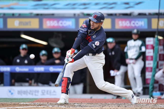 Lotte Giants Victor Rayeyes smashes a low pitch off Kim Min for a three-run home run in the top of the 8th inning against SSG Landers on the 3rd. /Photo=Lotte Giants