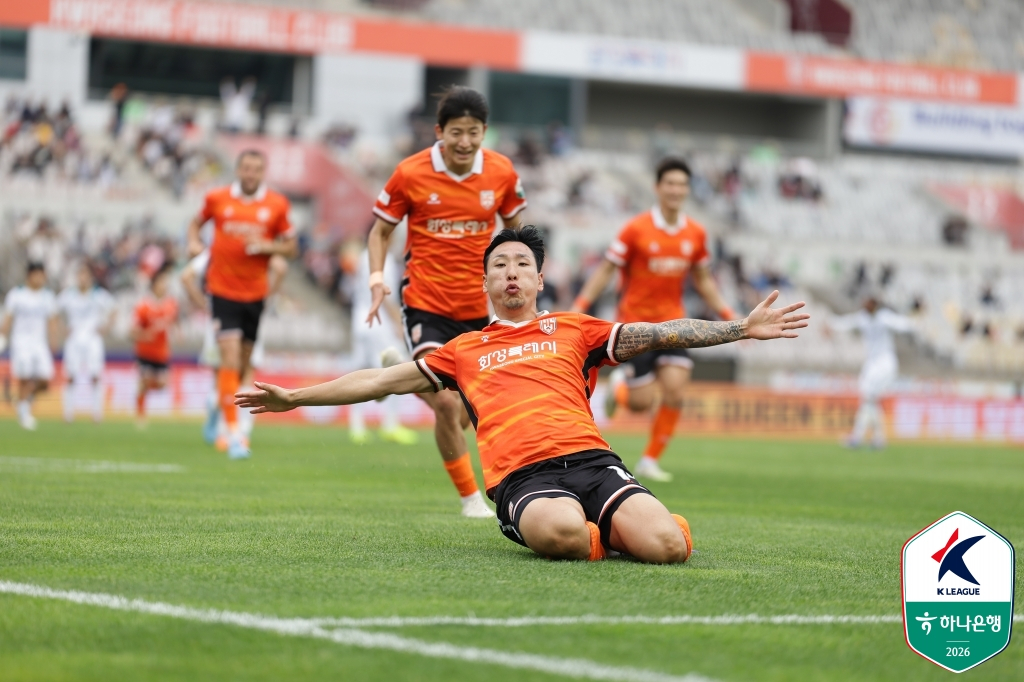 華城（ファソン）FCの金ビョンオが3日、華城総合競技タウンのメインスタジアムで行われたハナ銀行Kリーグ2·2026第10ラウンドの安山（アンサン）グリーナス戦で先制ゴールを決めた後、喜んでいる。 /写真=韓国プロサッカー連盟提供